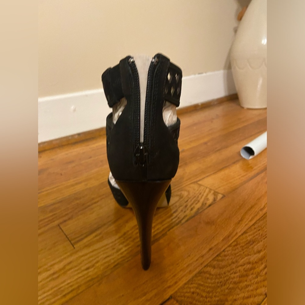 Nine West black pump, size 9.